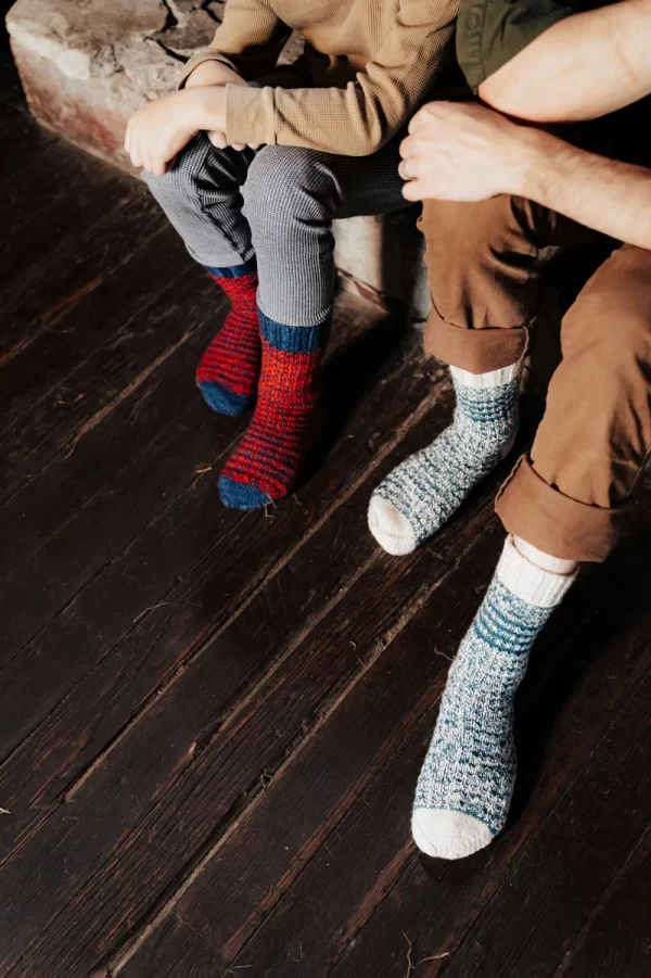 Lindsey-Fowler.Happy_Camper_Socks.eng Knyga TRAILS & VALLEYS: KNITWEAR FOR FAMILY ADVENTURES